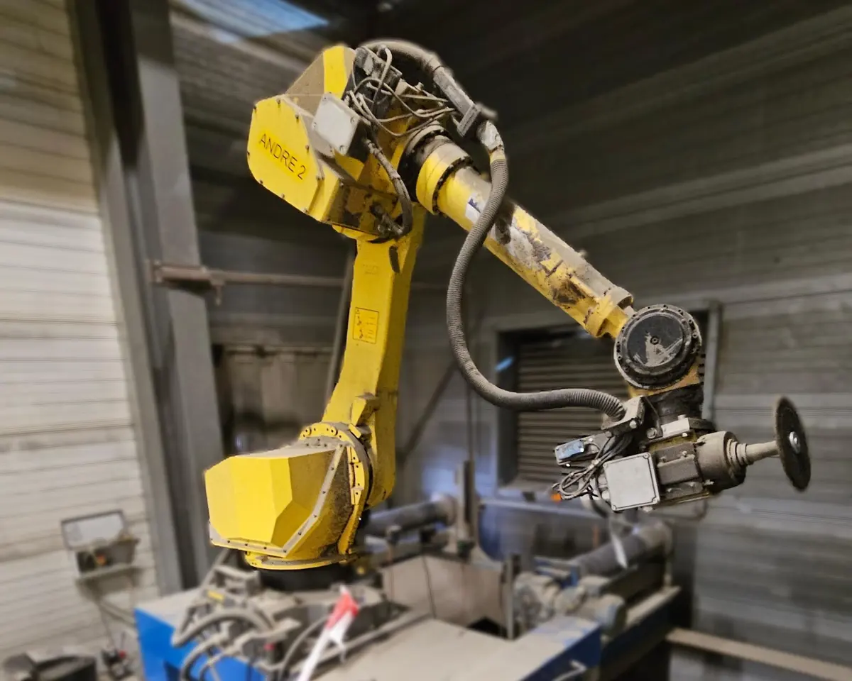 Gerefurbishte gele slijprobot met slijpschijf bij Pitbeton