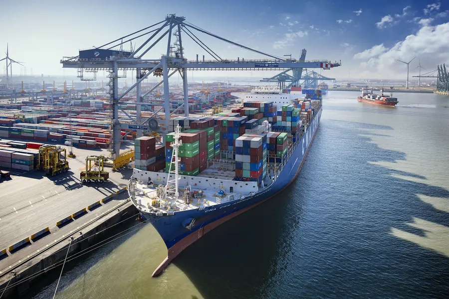 Containerterminal met kranen en een containerschip