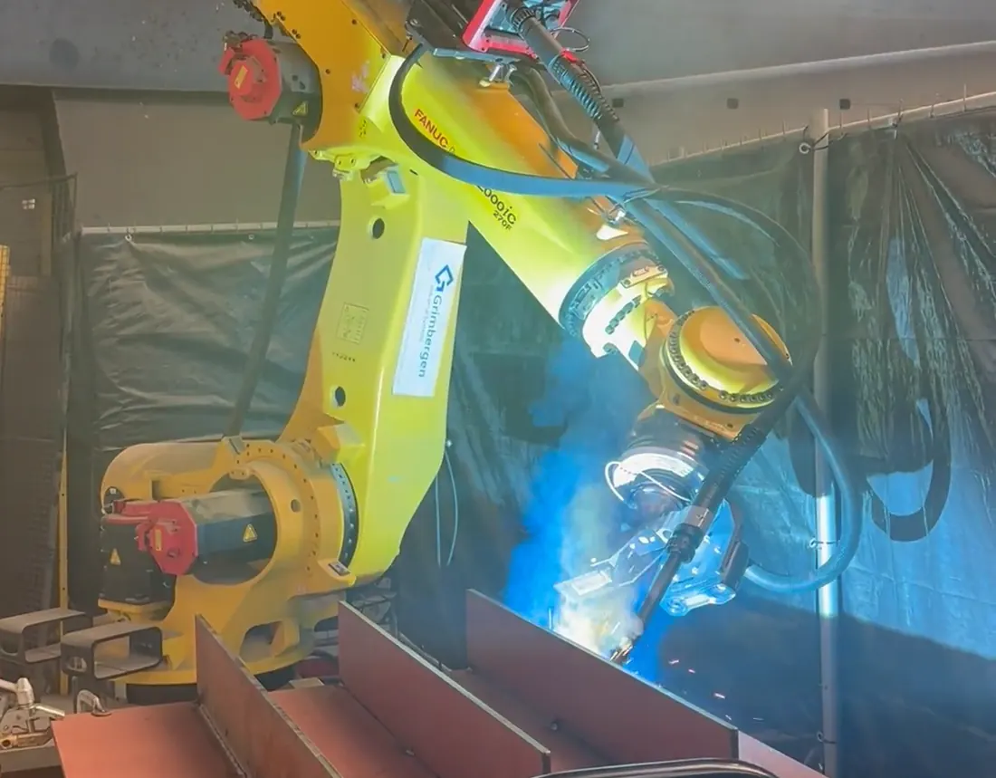 Lasrobot last een stalen profiel