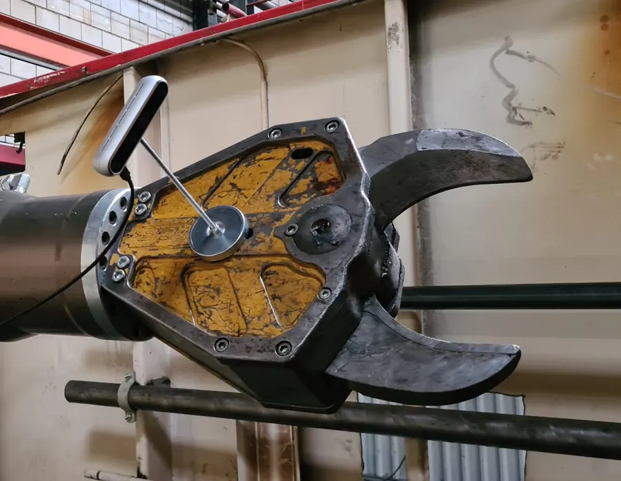 Robot met een zware demontagegrijper