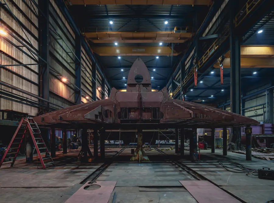 Scheepsbouwhal met een grote stalen constructie