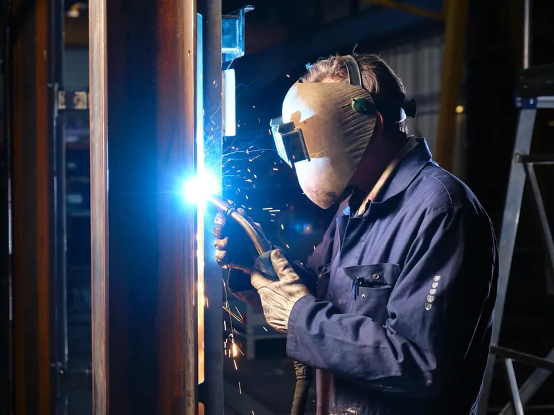 Een lasser aan het werk: handwerk dat veel tijd en vakmensen vraagt